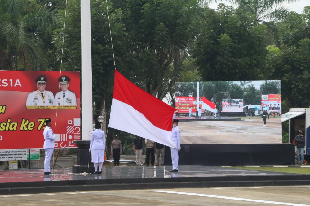 Usai Upacara HUT ke75 RI, Gubernur Sultra Bagikan 500 Paket Sembako