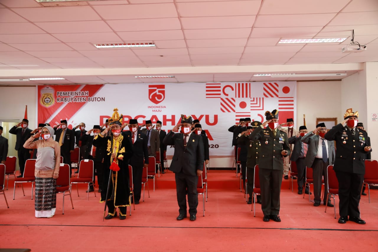 Berbusana Adat, Bupati Ikuti Upacara Secara Virtual Bersama Presiden RI