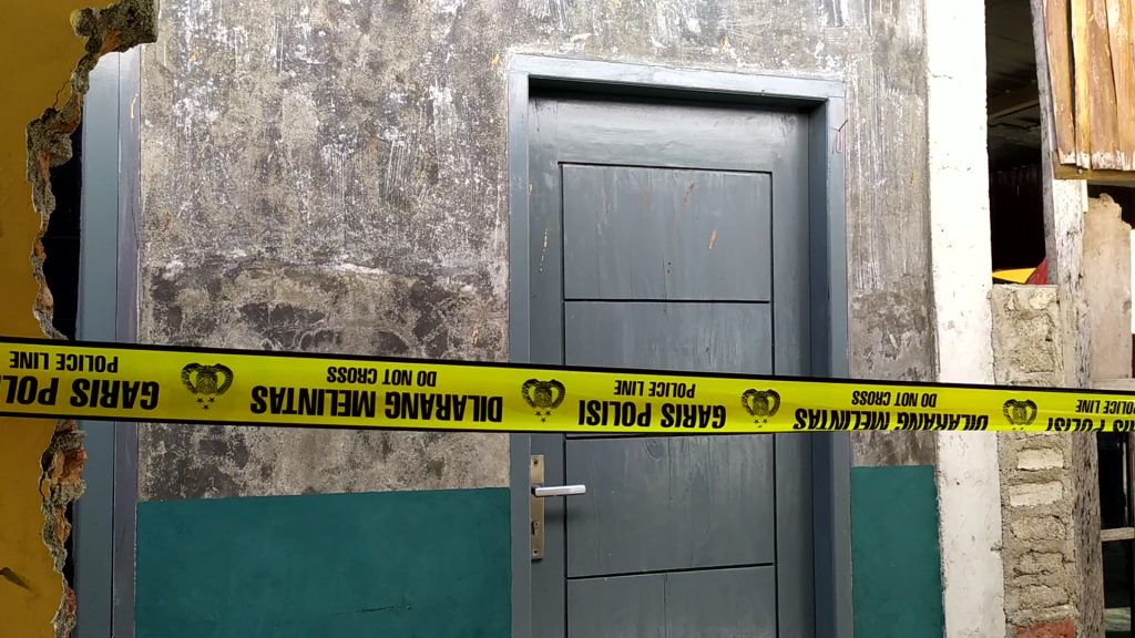 Seorang Pria Tua Ditemukan Tewas saat Menggunakan Earphone Seorang Pria Tua Ditemukan Tewas saat Menggunakan Earphone