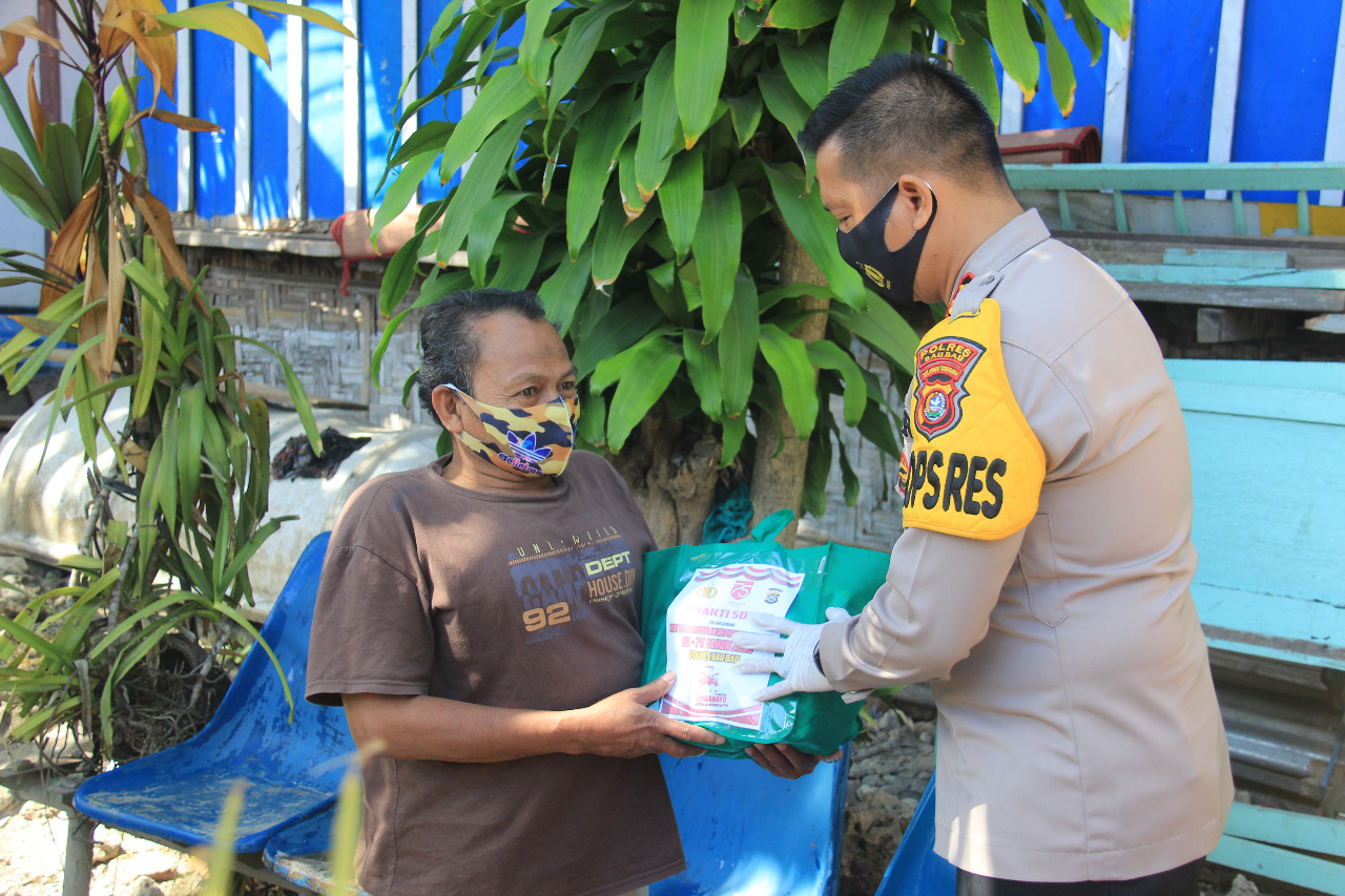 Polres Baubau Kembali Membagikan Ratusan Paket Sembako ke Warga