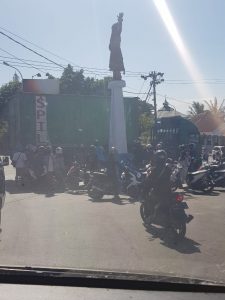 Bentor Tabrak Tugu Murhum Baubau, Seorang penumpang Tewas Dilindas Mobil Kontainer