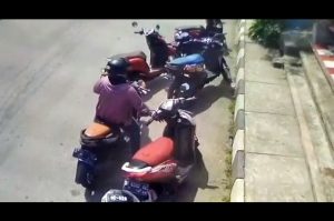 Pencurian Dompet Di Motor Dekat Pelabuhan Baubau Terekam CCTV