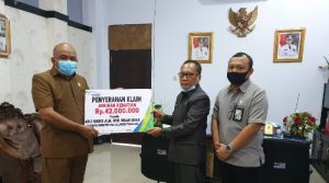 BPJamsostek Berikan Klaim Ahli Waris Salah Seorang Anggota DPRD Sultra