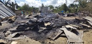 Kunjungi Korban kebakaran di Ladongi, Bupati Koltim Serahkan Bantuan