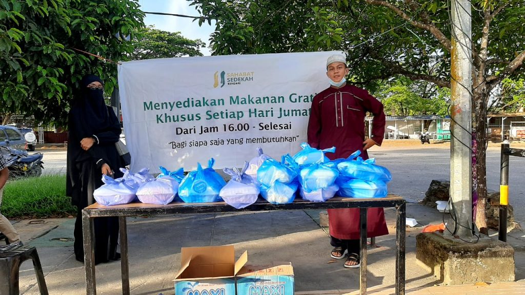 Berikan Makanan Gratis, Komunitas Sedekah Kendari Hadir Untuk Masyarakat yang Membutuhkan