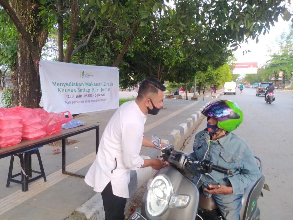 Berikan Makanan Gratis, Komunitas Sedekah Kendari Hadir Untuk Masyarakat yang Membutuhkan Berikan Makanan Gratis, Komunitas Sedekah Kendari Hadir Untuk Masyarakat yang Membutuhkan