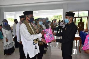 Cegah Penyebaran Covid AS Thamrin Bagikan Masker Ke Forum Kerukunan Umat Beragama