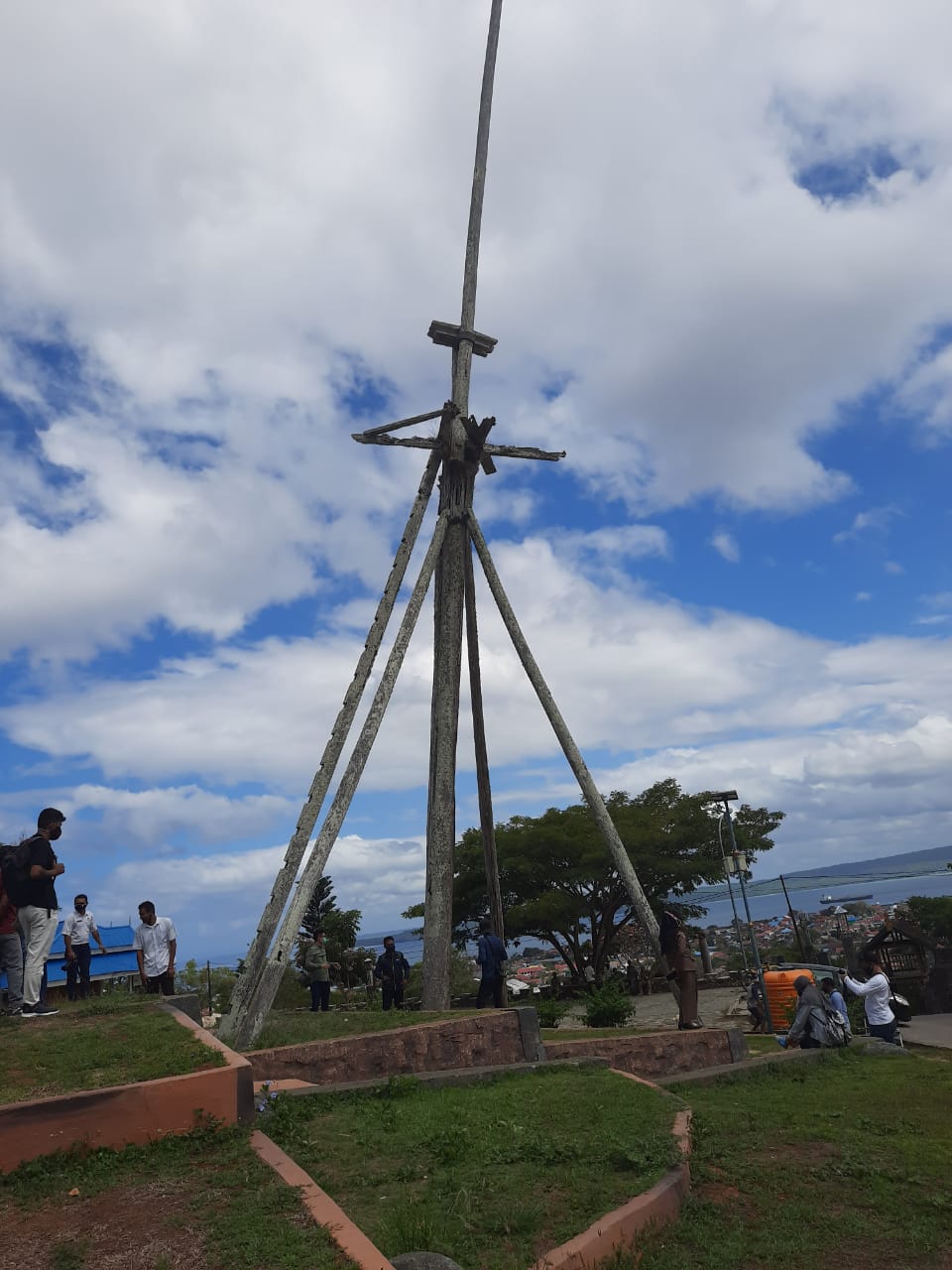 Walikota Baubau Letakan Batu Pertama Revitalisasi Tiang Bendera Keraton