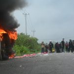 Unjuk Rasa Di Baubau Ricuh, 1 Mobil Dibakar Massa dan Dua mahasiwa serta Satu Polisi Terluka