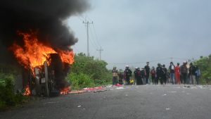 Unjuk Rasa Di Baubau Ricuh, 1 Mobil Dibakar Massa dan Dua mahasiwa serta Satu Polisi Terluka
