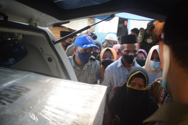 Jenazah Korban Sandera Abu Sayyaf Disambut Isak Tangis Keluarganya Di Buton