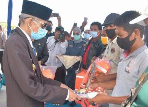 Wali Kota Baubau Serahkan Sertifikat Pas Kecil Kepada 58 Operator Jarangkang