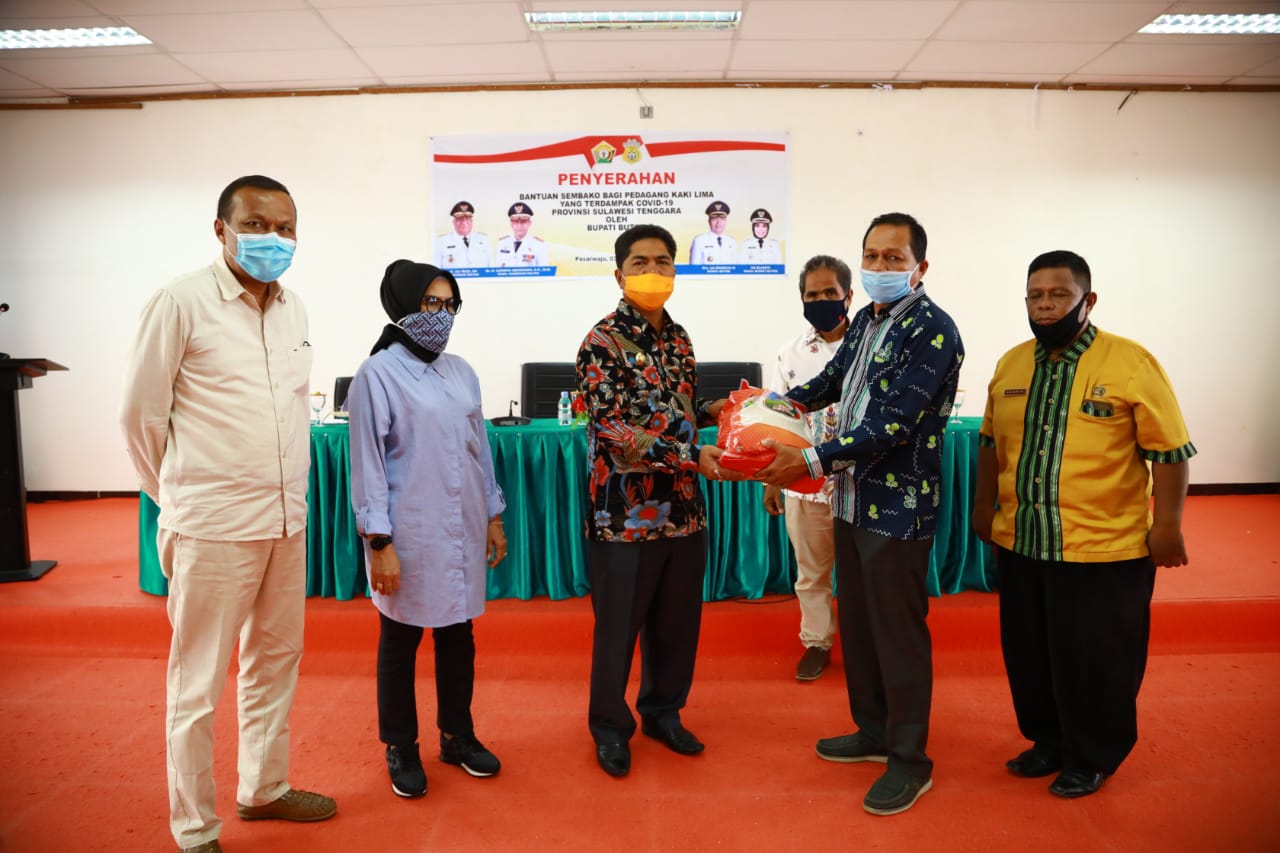 Bupati Buton Berikan 500 Paket Bantuan Tahap II Kepada Pedagang Kaki Lima