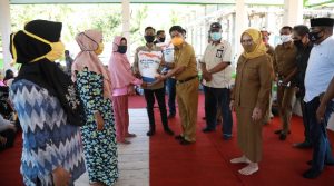 Bupati Buton Berikan Bantuan Sosial Beras Kepada 416 KPM PKH di Wabula