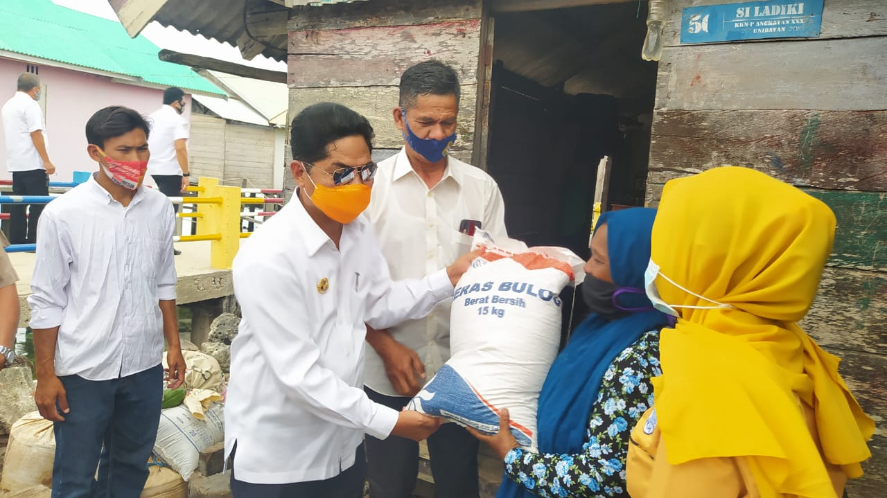 Lagi, Bupati Buton Salurkan BSB di Lasalimu Selatan