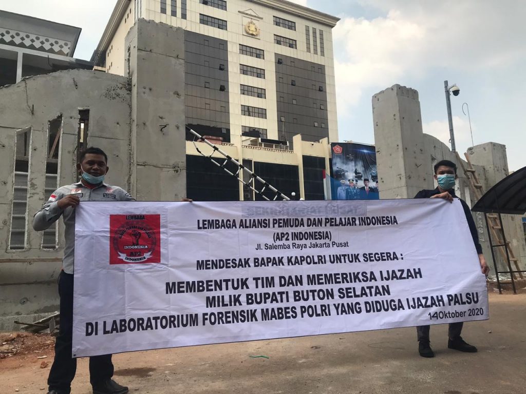 LAP2 Lapor Ijazah Bupati Arusani di Mabes Polri