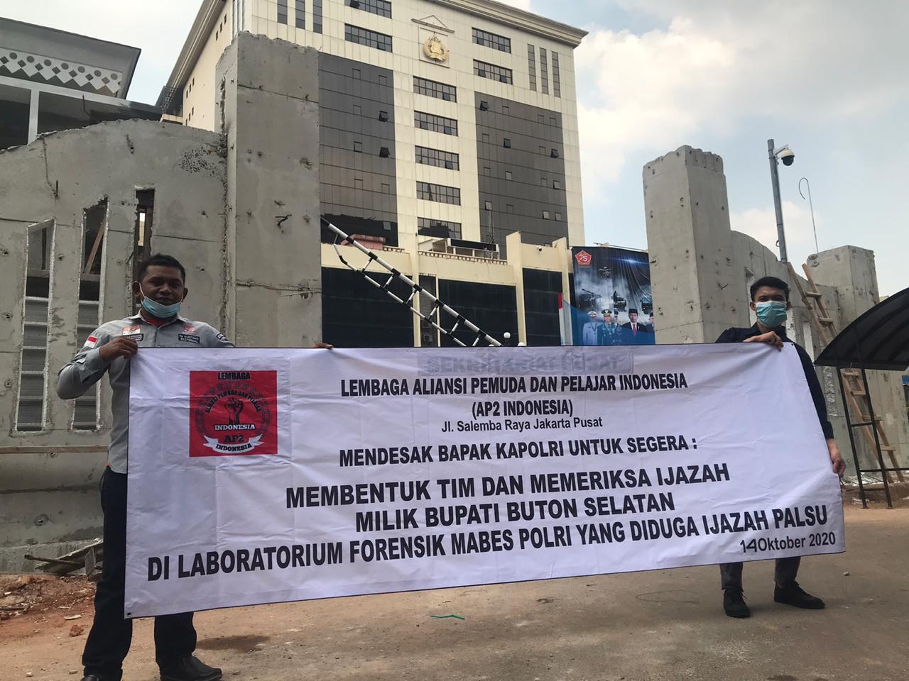 LAP2 Lapor Ijazah Bupati Arusani di Mabes Polri