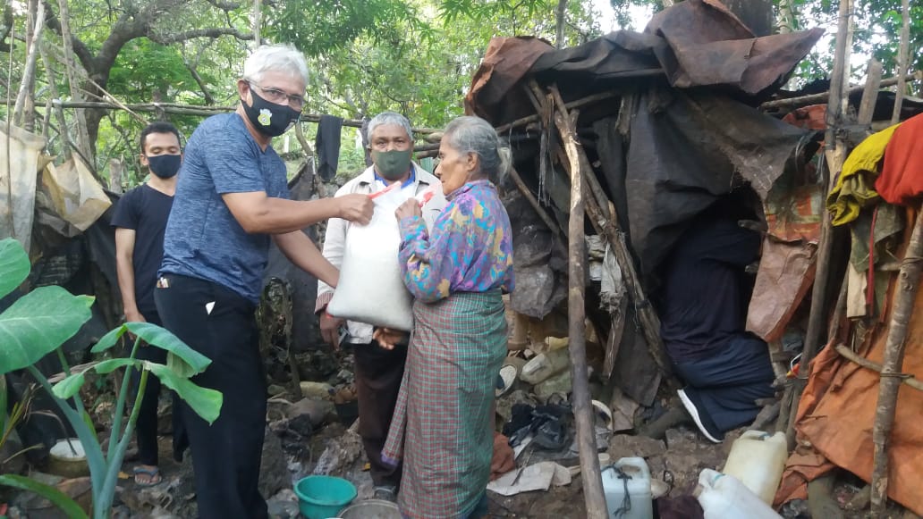 Camat Pasarwajo Berikan Bantuan Pada Nenek Wa Putih dan Wa Ulo