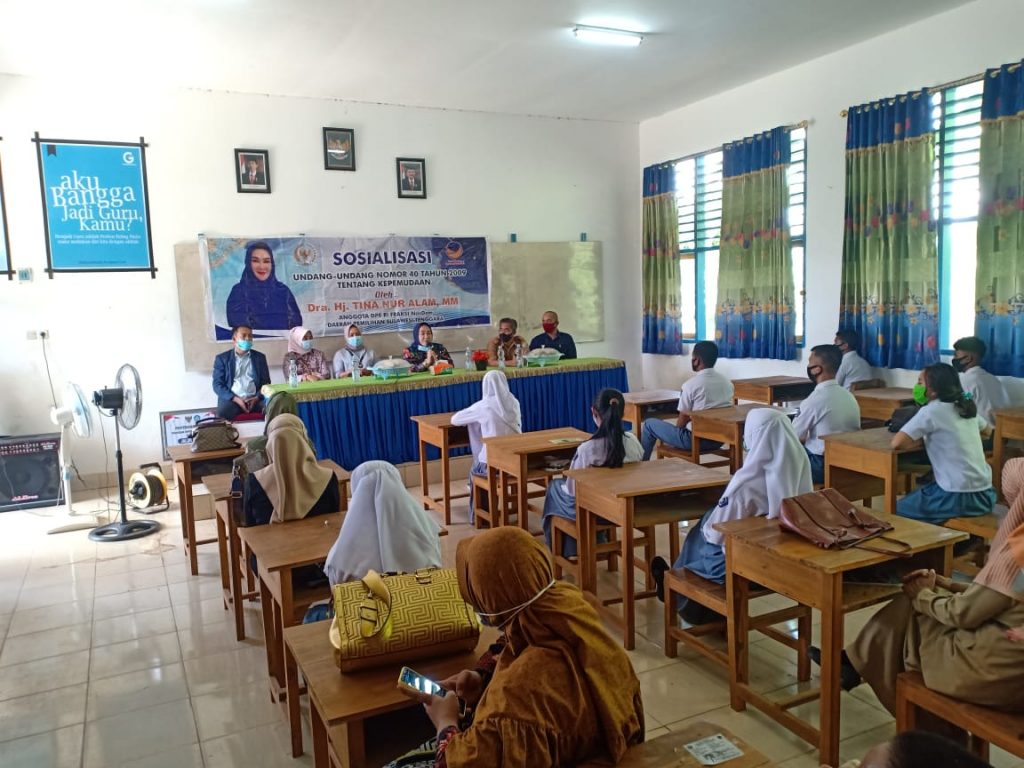 Reses di Sultra, Tina Nur Alam Serahkan Beasiswa PIP di Konawe