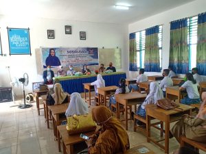 Reses di Sultra, Tina Nur Alam Serahkan Beasiswa PIP di Konawe