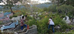 Peringati Hari Sumpah Pemuda Higem Kombeli Bersihkan TPU