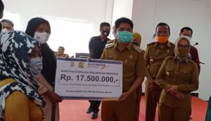 Bupati Buton Serahkan Bantuan Rp 17.500.000   Kepada 65 Warga