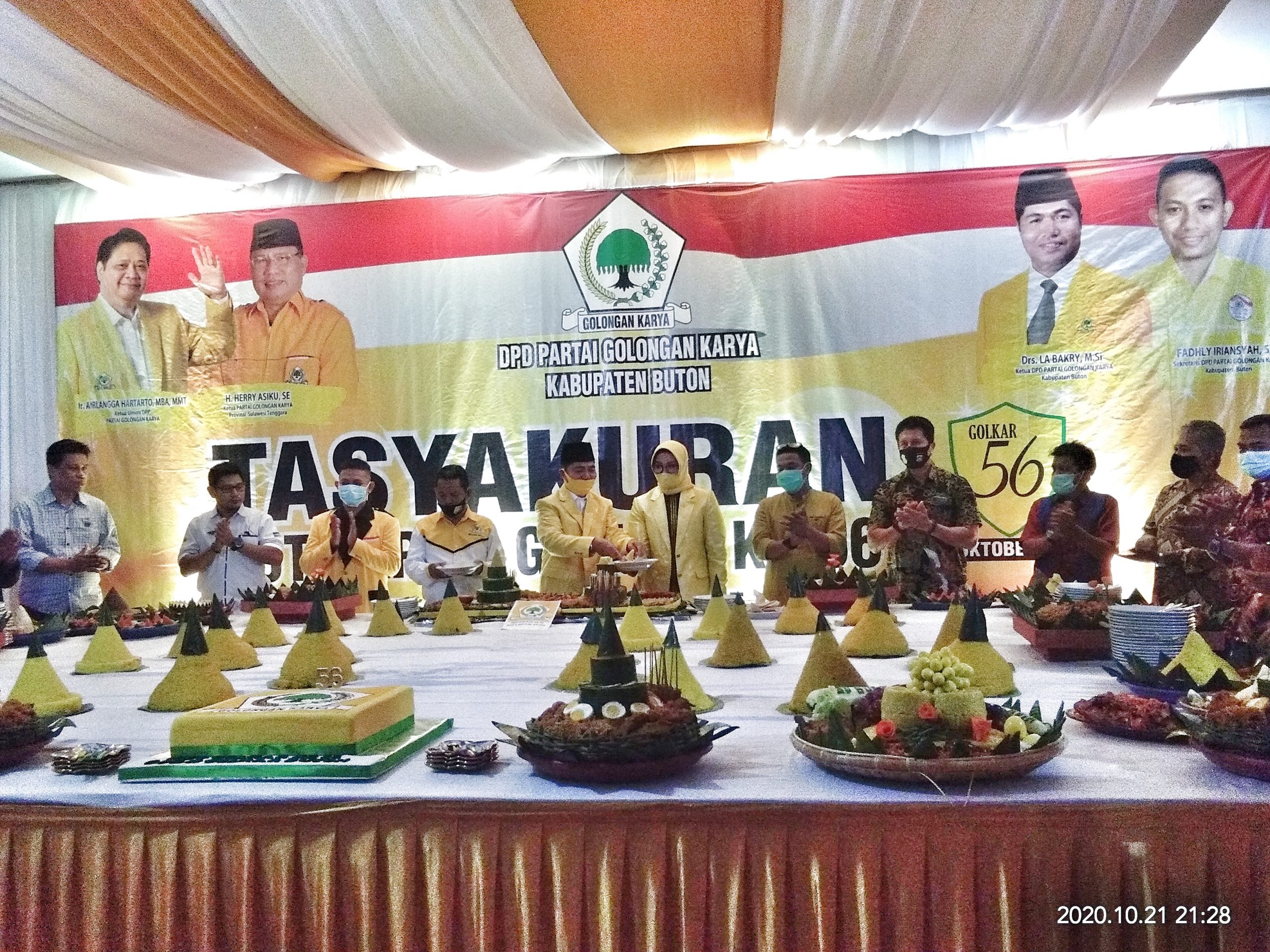 HUT Golkar ke 56 Selain Potong Tumpeng, La Bakry Beri Santunan Kepada Anak Yatim