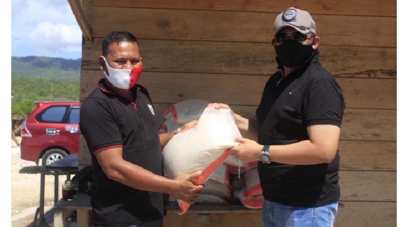 Kapolres Buton Salurkan Bantuan Sosial Beras di Desa Bajo Bahari Kapolres Buton Salurkan Bantuan Sosial Beras di Desa Bajo Bahari