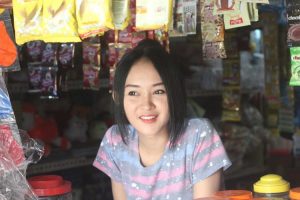 Foto Seorang Gadis Penjaga Warung Kopi Mirip “Anya Geraldine” viral, Pembeli sampai Ogah Pulang