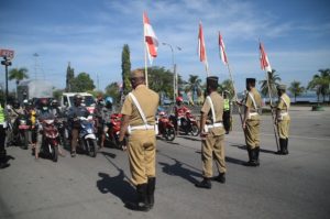 Hari Pahlawan, Satlantas Polres Baubau Gunakan Kostum Pejuang Lakukan Hening Cipta dan Bagikan Masker di Jalanan