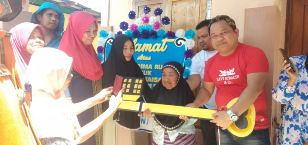 LM Syafrin Hanamu Bedah Rumah Janda 80 tahun di Pasarwajo