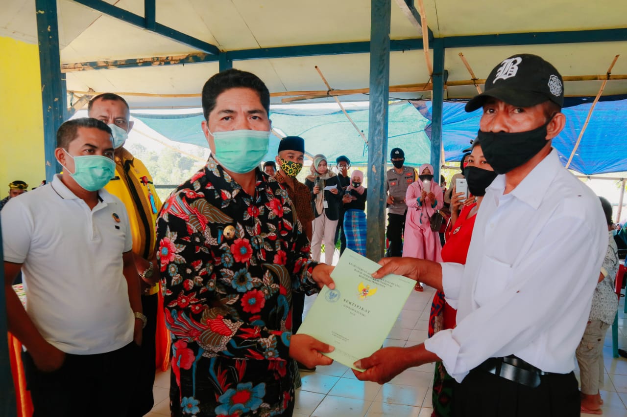 Bupati Buton Berikan 350 Sertifikat Tanah Ke Warga Rejosari Lasalimu Selatan