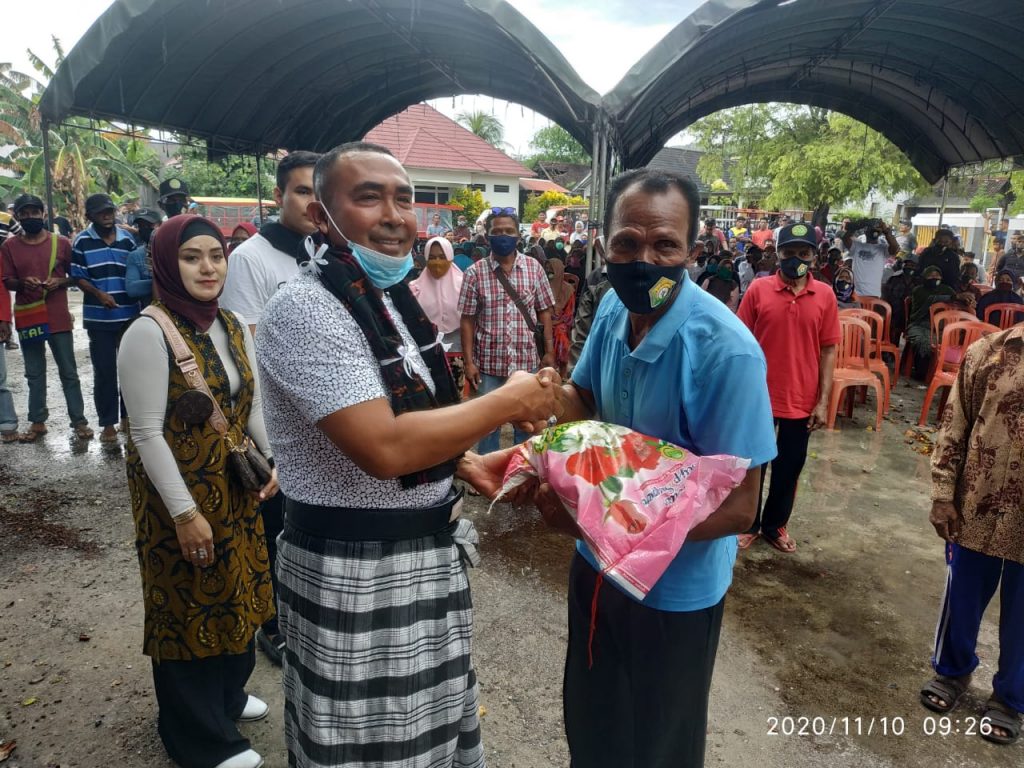Hari Pahlawan, Laode Barani Mina I Tomia Serahkan 100 Ton Beras di Wakatobi