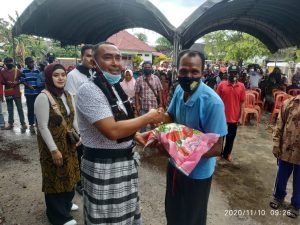 Hari Pahlawan, Laode Barani Mina I Tomia Serahkan 100 Ton Beras di Wakatobi