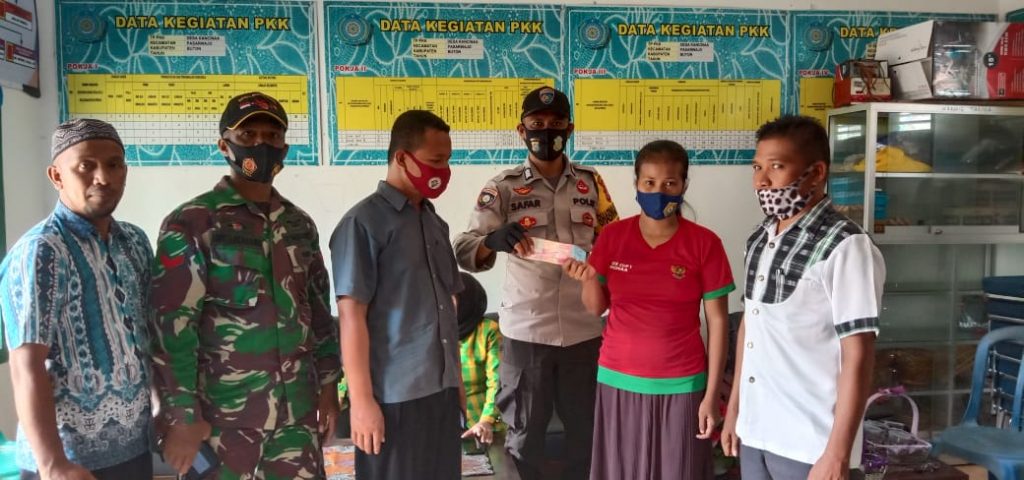 Kades Kancinaa Salurkan BLT DD Tahap VII Pada warga