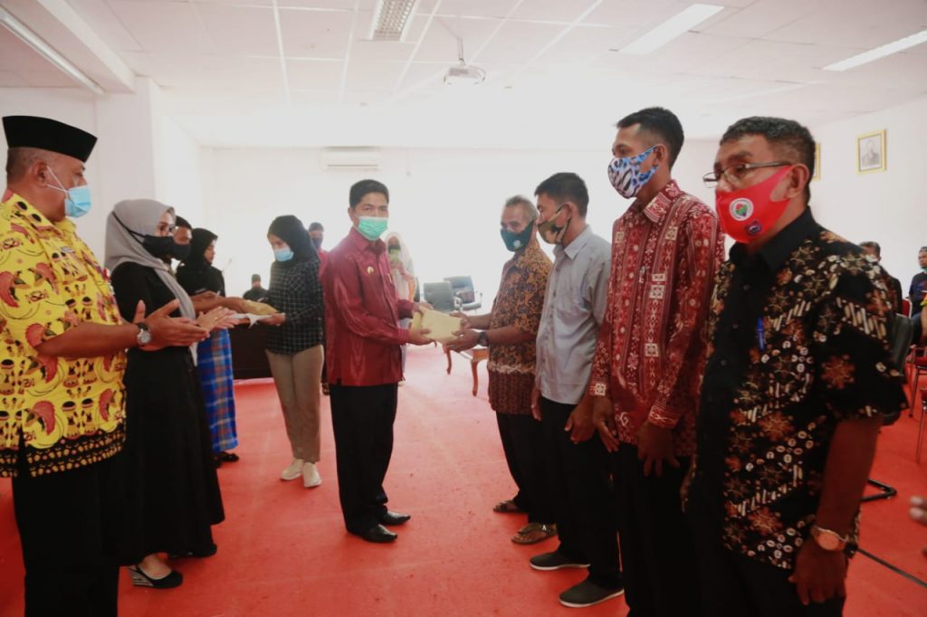 Bupati Buton Beri Bantuan Rp 475 Juta Untuk Enam masjid