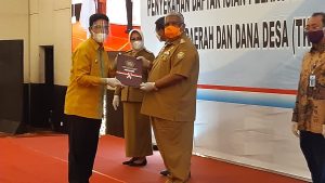 Gubernur Sultra Serahkan DIPA dan TKDD 2021