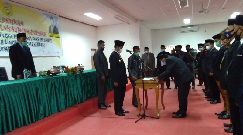 Bupati Buton Lantik 21 Pejabat Eselon II dan Eselon III Bupati Buton Lantik 21 Pejabat Eselon II dan Eselon III