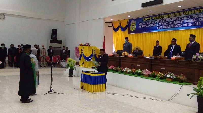 Ketua DPRD Buton Resmi Melantik Hasni Sebagai Anggota DPRD
