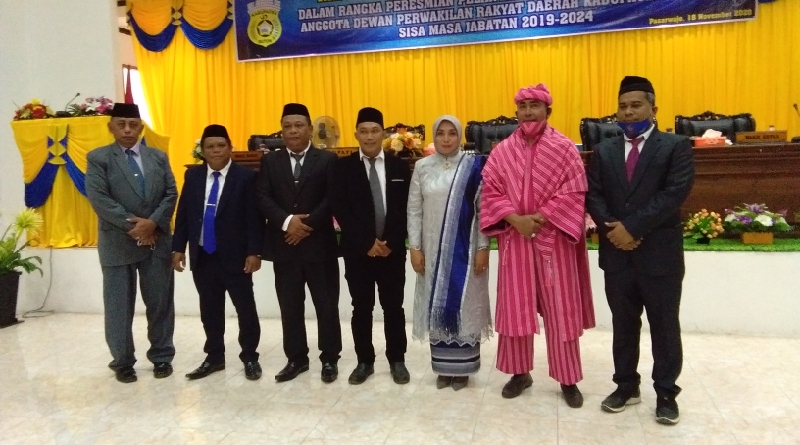 Ketua DPRD Buton Resmi Melantik Hasni Sebagai Anggota DPRD