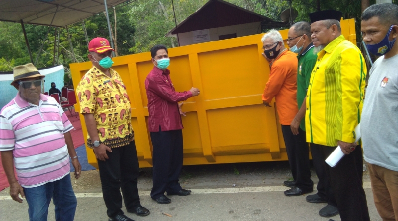 Serahkan Bantuan 11 Kontainer Sampah, Bupati Berharap Pasarwajo Menjadi Kota Bersih