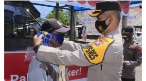 Cegah Corona, Kapolres Buton Bagi Masker di Pasar