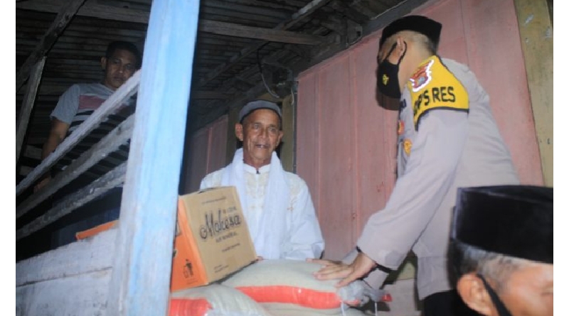 Kapolres Buton Salurkan Bantuan Sembako Kepada Keluarga Duka di Busel