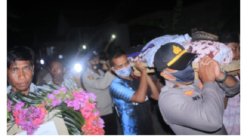 Kapolres Buton Salurkan Bantuan Sembako Kepada Keluarga Duka di Busel