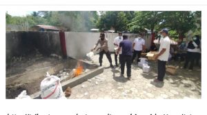 Polsek Batauga Bersama Dinas Kesehatan Busel Musnahkan Obat Kadaluarsa