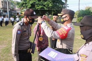 Kapolres Baubau Berikan Penghargaan Tiga Bhabinkamtibmas Berprestasi