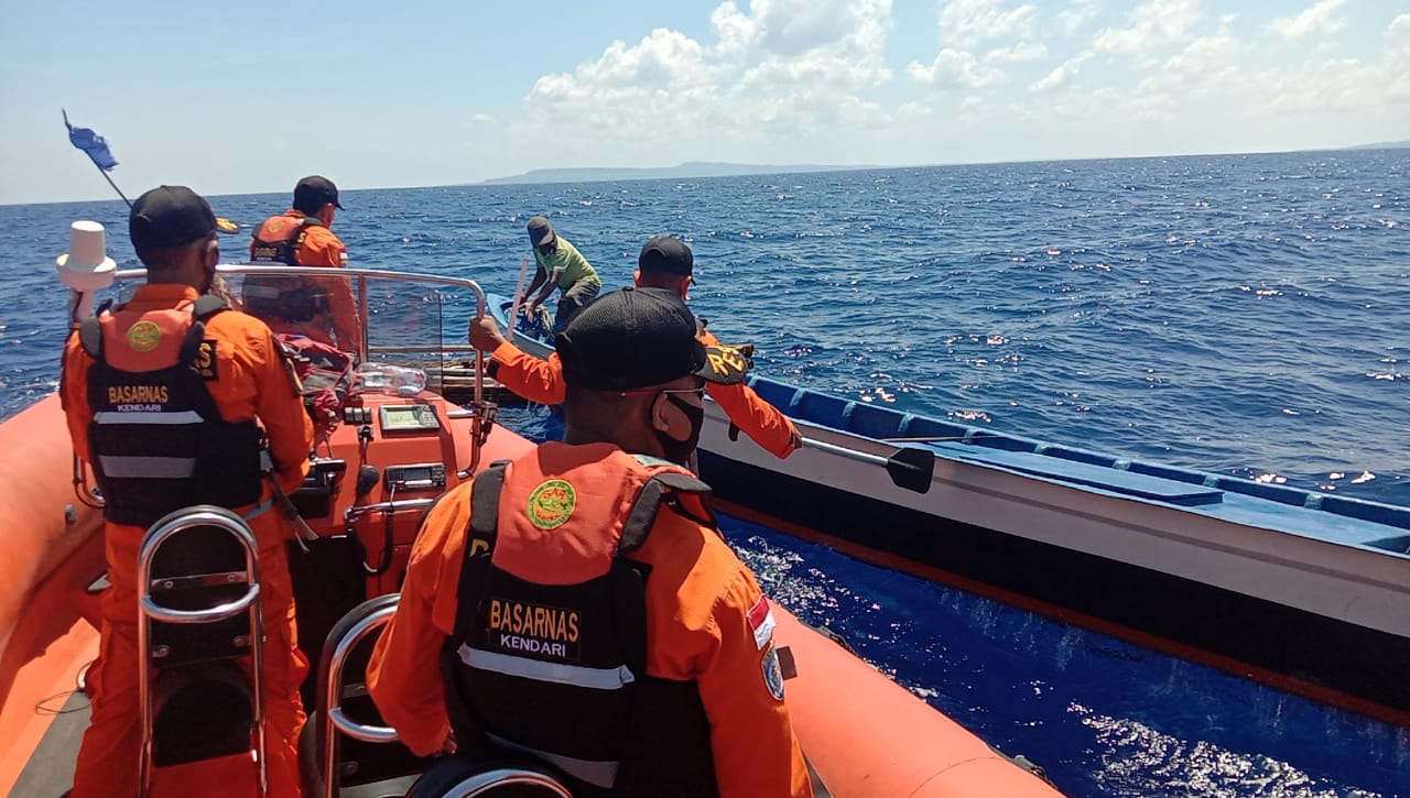Setelah Terombang Ambing Selama 4 Jam Di Laut, Seorang Nelayan Wakatobi Dievakuasi Tim SAR
