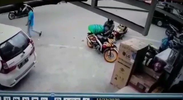 Pelaku Pencuri Barang Diatas Motor Depan Laelangi Baubau Terekam CCTV