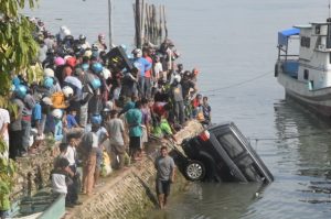 Hindari Motor, Sebuah Mobil Di Baubau Nyemplung  ke Laut