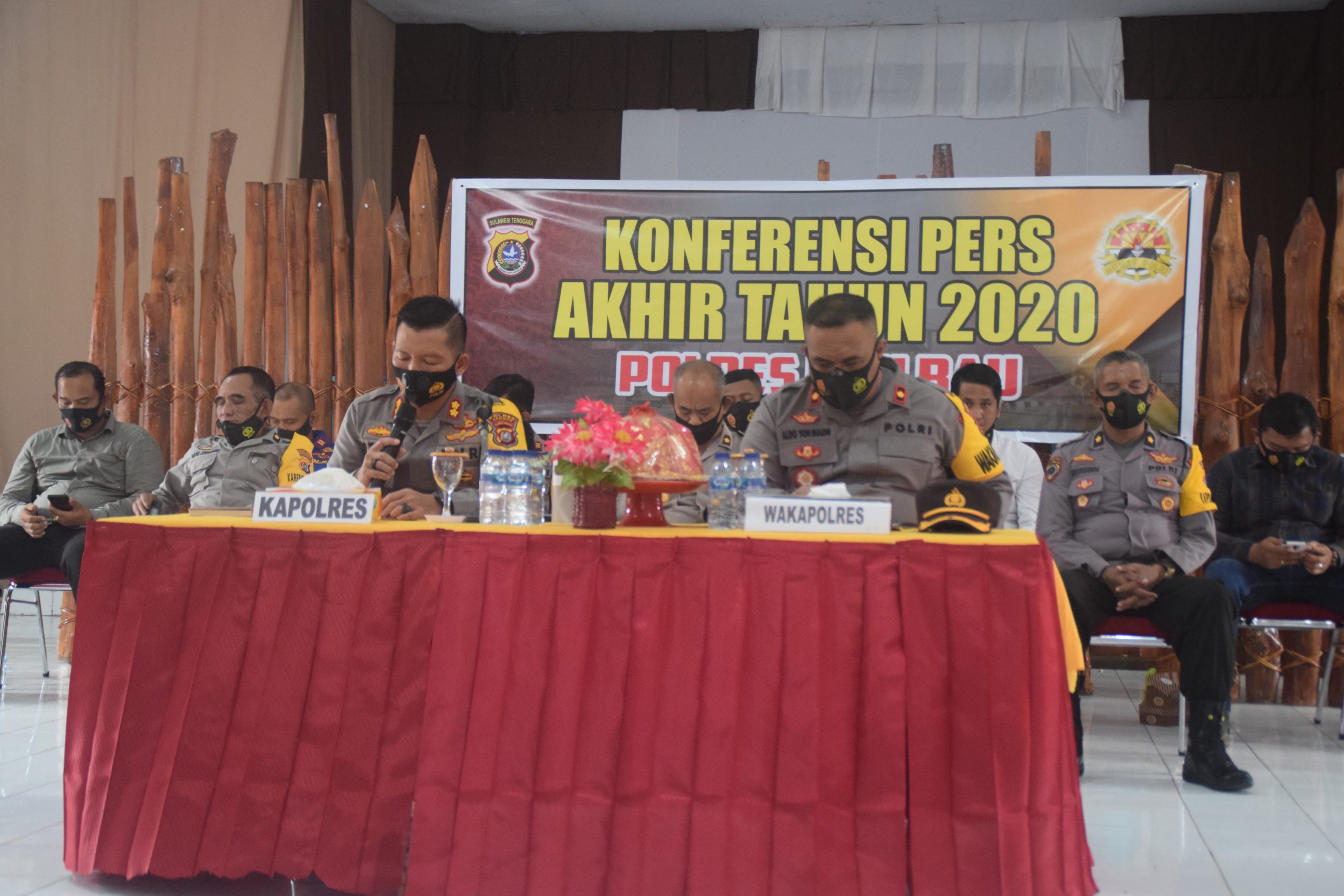 Kapolres Baubau, AKBP Rio Tangkari, bersama Wakapolres Baubau, Kompol Aldo Von Bulow menyampaikan rilis akhir tahun 2020 di Mapolres Baubau